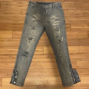 Distressed zipper jeans
